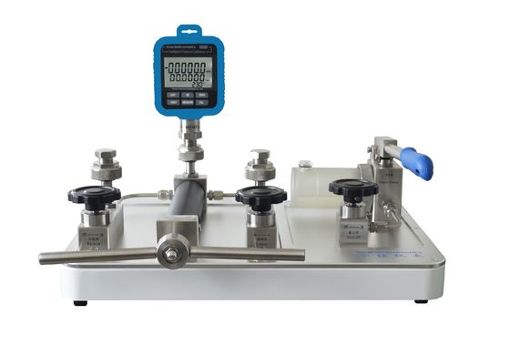 High Pressure Hand Pump for Working Media 25 Transformer Oil Pressure Range 0-2500 Bar