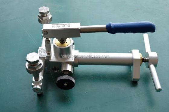 Efficiently Designed Pneumatic Pressure Comparison Pump with M20X1.5 Female Connector