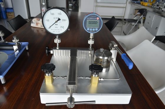 25 Transformer Oil Compatible 2500bar Manual Hand Pump for High Pressure Applications