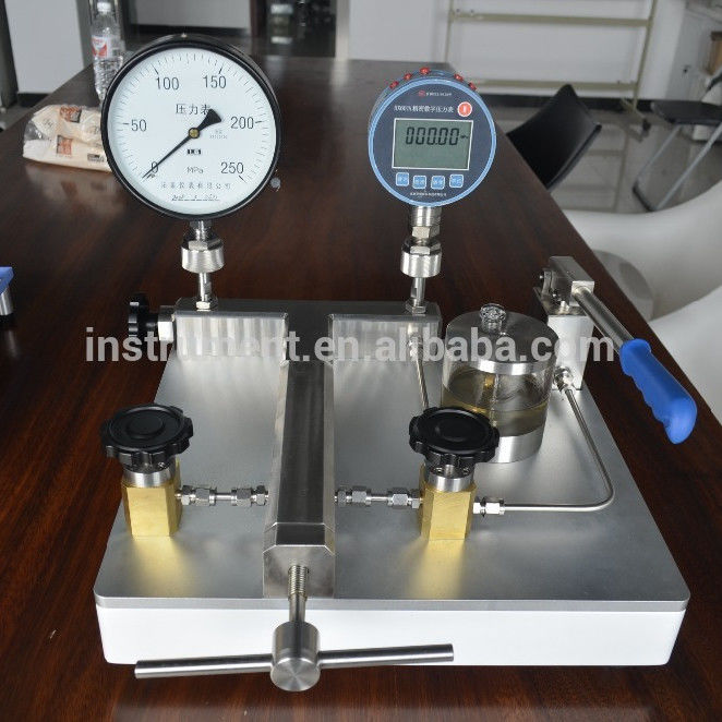Ultra-high pressure calibration pump for Range 0-2500 bar and Adjustment resolution 1kPa
