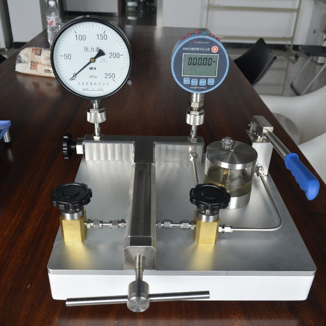 25 Transformer Oil Compatible 2500bar Manual Hand Pump for High Pressure Applications